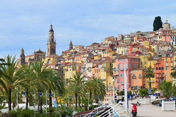 Promenade von Menton mit Palmen und bunten Häusern im Hintergrund