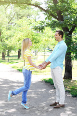 Obraz premium Young pregnant woman with husband in park