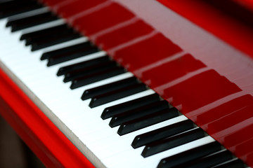 Naklejka premium Piano keys of red piano close up