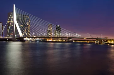 Cercles muraux Pont Érasme Pont Erasmus et Rotterdam Skyline au crépuscule, Hollande méridionale, Pays-Bas