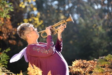 Ich mag mich wie ich bin, Frau im Elfenkostüm spielt Trompete