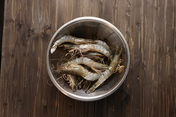Сырые королевские креветки