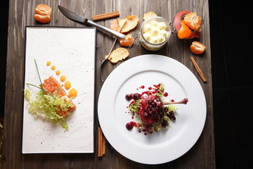 Сет из тар тара из лосося утиной ножки и тирамису