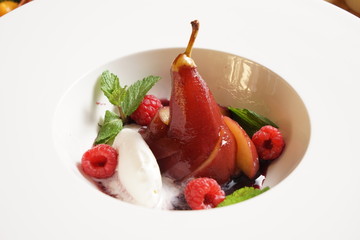 Груша с мороженым