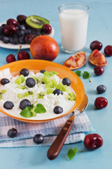 cottage cheese with berries