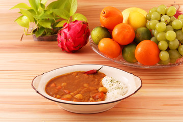 おいしそうなカレーライスとフルーツ