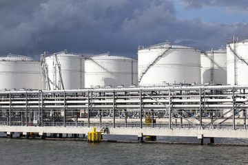 Obraz premium Tankanlagen im Hafen von Antwerpen, Belgien
