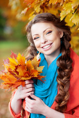 Naklejka premium Autumn model, bright make up. woman on background fall landscape
