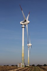 Windräder auf einem Feld