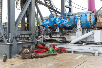 Gas drilling head