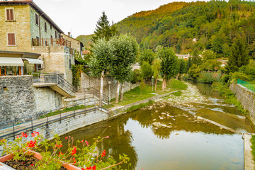 Fototapeta na wymiar river through mountain village in Tuscany