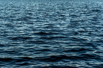 Naklejka premium Waves in a Lake