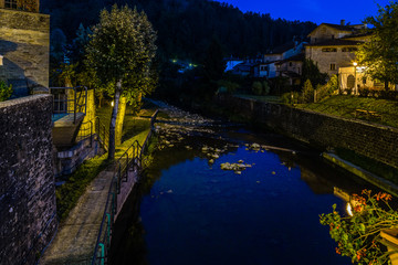Fototapeta na wymiar river through mountain village in Tuscany