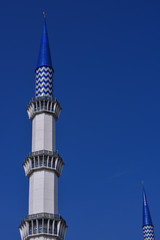 Obraz premium Minaret of the Sultan Salahuddin Abdul Aziz Shah Mosque is the state mosque of Selangor, Malaysia. It is known as Blue Mosque. Its construction finished in 1988. The Minaret height is 142.3m