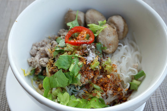 Spicy dry pork ball noodle