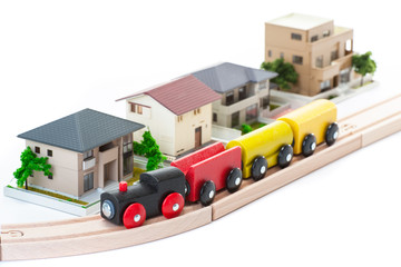 Obraz premium 住宅街を走るおもちゃの機関車