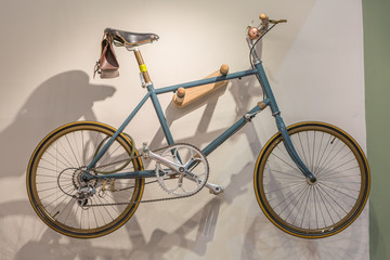 Bicycle hanged on wall - 95602340
