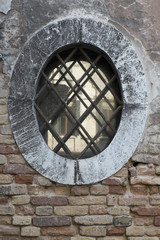vecchia finestra ovale a Venezia