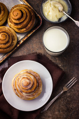  cinnamon bun with cream cheese frosting