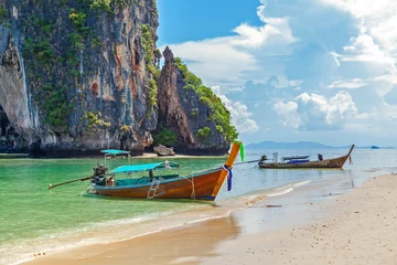 Photo sur Plexiglas Railay Beach, Krabi, Thaïlande Bateau thaïlandais sur la plage de Railay à Krabi