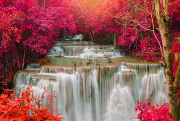 Fototapeta premium Wodospad w głębokiej dżungli lasów tropikalnych (Huay Mae Kamin Waterfall i