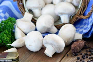 Champignons - Frisch in Körbchen mit Kräutern, Gewürzen und Messer / Rustikal