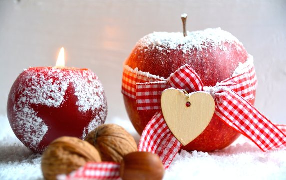Adventskerze und Weihnachtsapfel