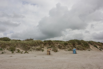 Nordseestrand Insel F&ouml;hr mit Wolken und Strandk&ouml;rben