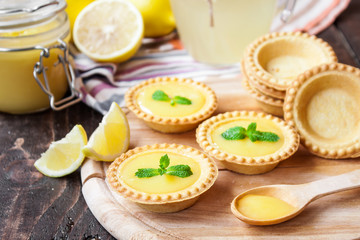 tartlets with lemon curd