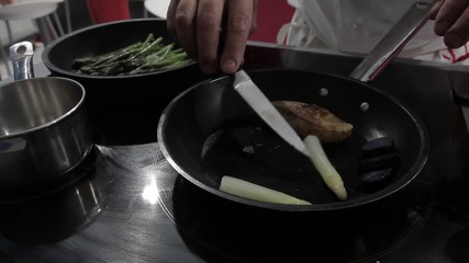 Cocinero preparando foie