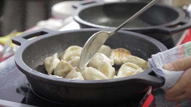 Cocinero preparando Gyoza, empanadillas tailandesas

