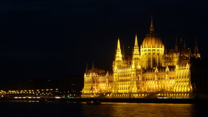 Fototapeta premium Hungarian Parliament Building in Budapest at night