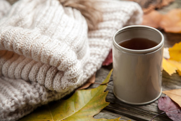 Fototapeta na wymiar Warm clothes and a cup of tea