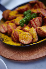 ソーセージとフライドポテトの盛り合わせ