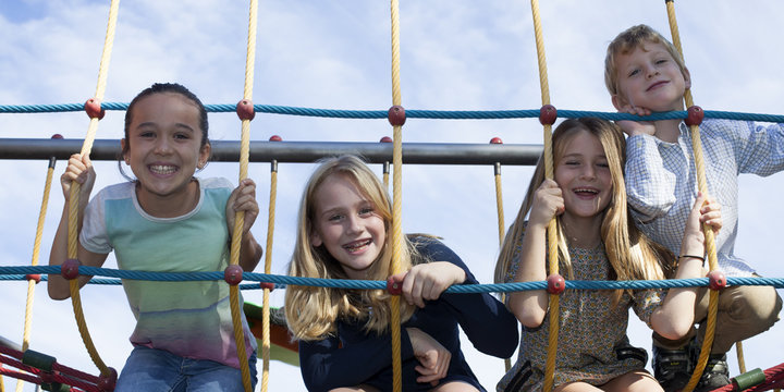 Ni&ntilde;os riendo en el parque