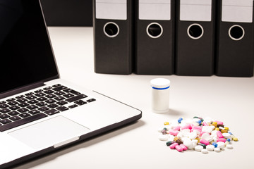 Alkohol am Arbeitsplatz. Stress und Burnout. Tablettensucht