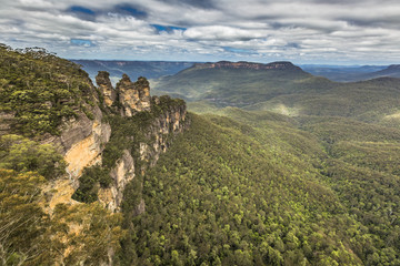 Fototapeta na wymiar The famous Three Sisters rock formation in the Blue Mountains Na
