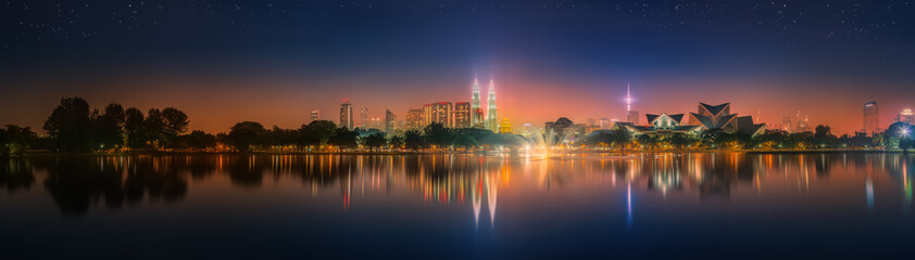 Paysage nocturne de Kuala Lumpur, le Palais de la Culture