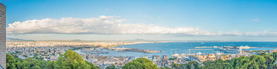 Fototapeta na wymiar Palma de Mallorca, Hafenpanorama