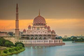 Fototapeta na wymiar Sunset over Putrajaya Mosque, Kuala Lumpur