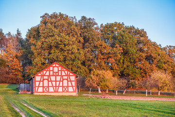 Rote Scheune, Herbstabend in der Fränkischen Schweiz