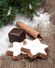 Fien cinnamon cookies on wooden background