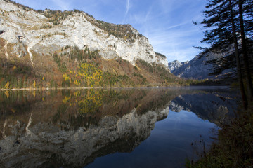 Fototapeta na wymiar Herbst am Leopoldsteinersee in der Steiermark,Österreich