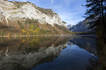 Fototapeta na wymiar Herbst am Leopoldsteinersee in der Steiermark,Österreich