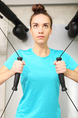 Siłownia, trening z gumami. Kobieta trenuje w sali gimnastycznej - obrazy, fototapety, plakaty