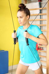Trening na siłowni.Kobieta trenuje w sali gimnastycznej - obrazy, fototapety, plakaty