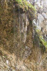 Fonte di acqua che scorre sulla roccia