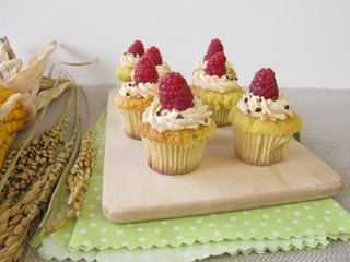 Glutenfreie Himbeer-Cupcakes, Maiskolben und Reisrispen