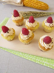 Glutenfreie Himbeer-Cupcakes, Maiskolben und Reisrispen