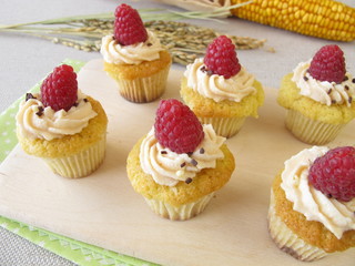 Glutenfreie Himbeer-Cupcakes, Maiskolben und Reisrispen